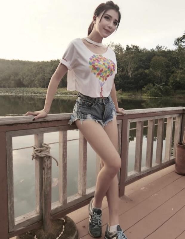  「看起来十」风格清新的迷人牛仔元素，展现时尚又俏皮的少女活力