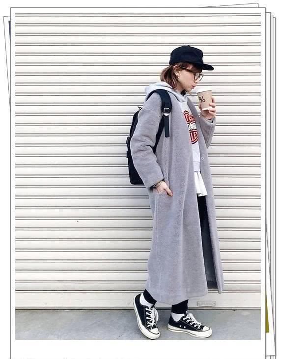  受欢迎：黑色背包越来越受欢迎！看看日本女孩春天怎么搭配它吧