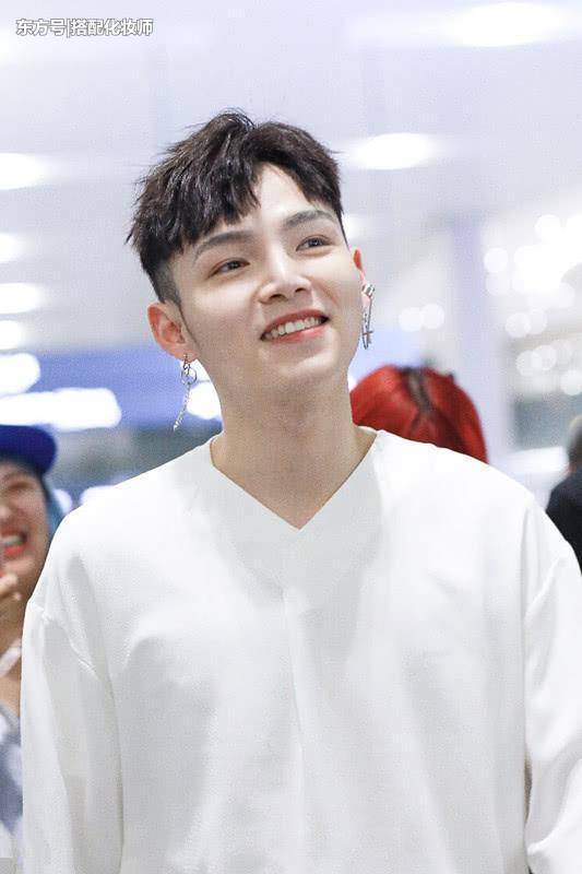朱星杰出门又是化妆，又是戴耳坠，还把钥匙扣挂脖子上了！