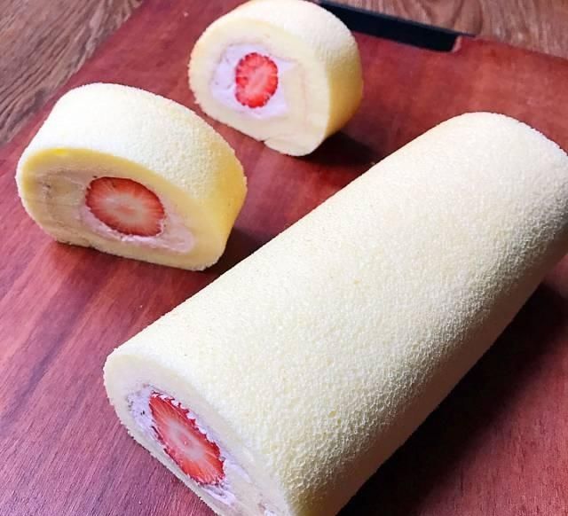 「蛋糕」都说草莓是为甜品而生,那就做个草莓蛋糕卷留住这份甜蜜的回忆
