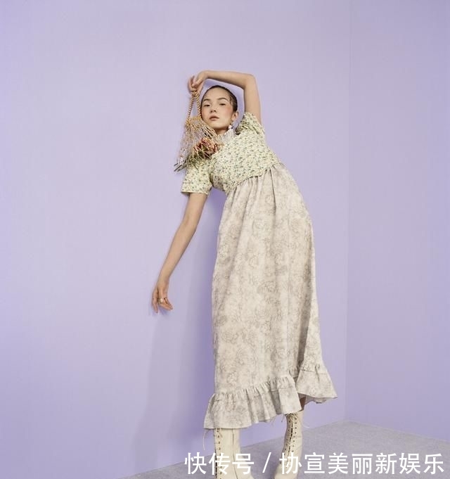  件白色■她是国模“精灵脸”代表，穿黄色运动背心加短裤，眼线抢镜