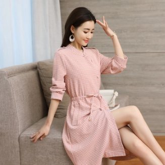 好身材要显摆，气质连衣裙凸显玲珑身材，时髦性感更有女人味