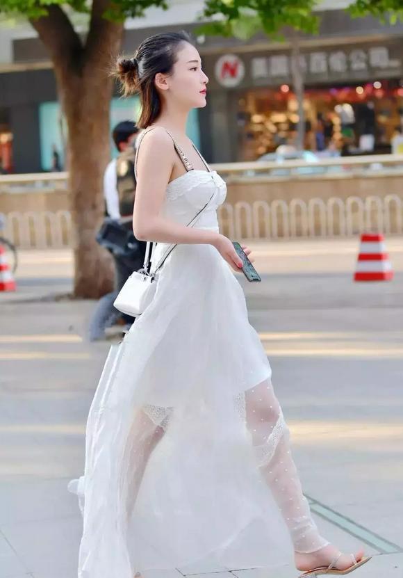 偶遇美女，青春亮丽晶莹剔透，完美的身材！