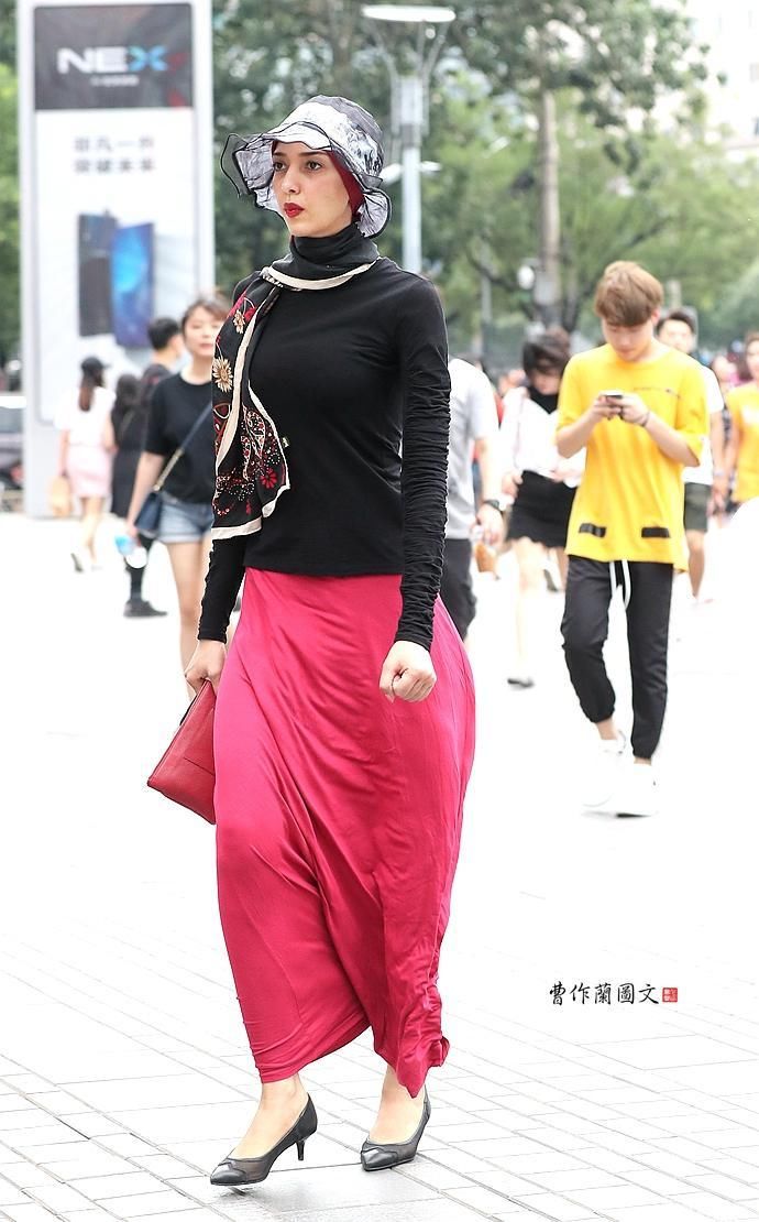 街拍:九头身美女，这个身材比例太让人羡慕