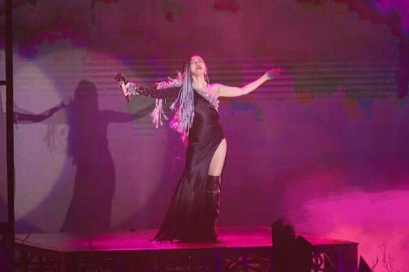 张靓颖为显腿长，穿高开叉长裙搭过膝长靴，却没想到气场更强了！