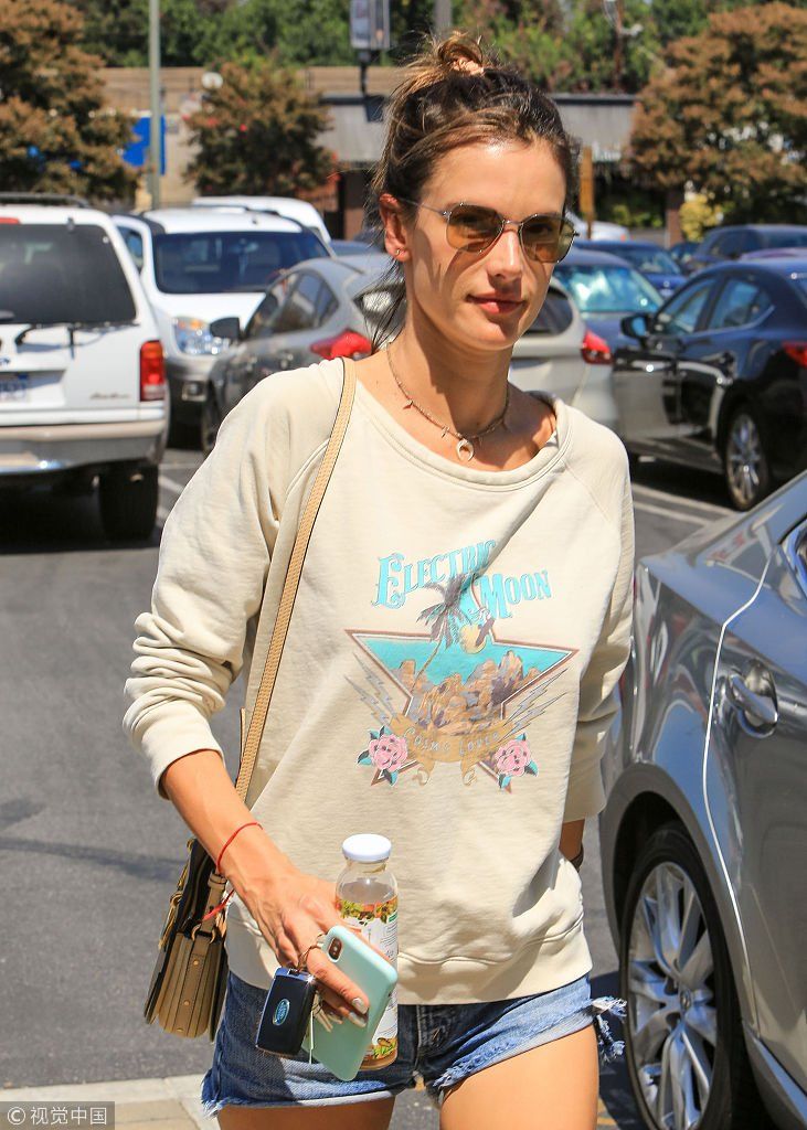 安布罗休穿牛仔热裤秀大长腿 基本款着装难掩星范儿自带超模