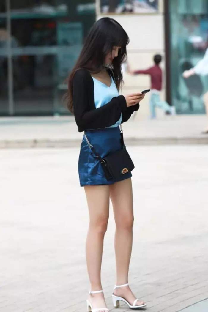 街拍: 深蓝短裤美女, 身材玲珑剔透, 侧面凹凸有致!
