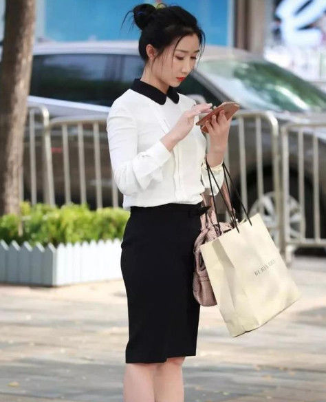  身材|街拍：小姐姐身材窈窕，笑容甜美，女人味十足