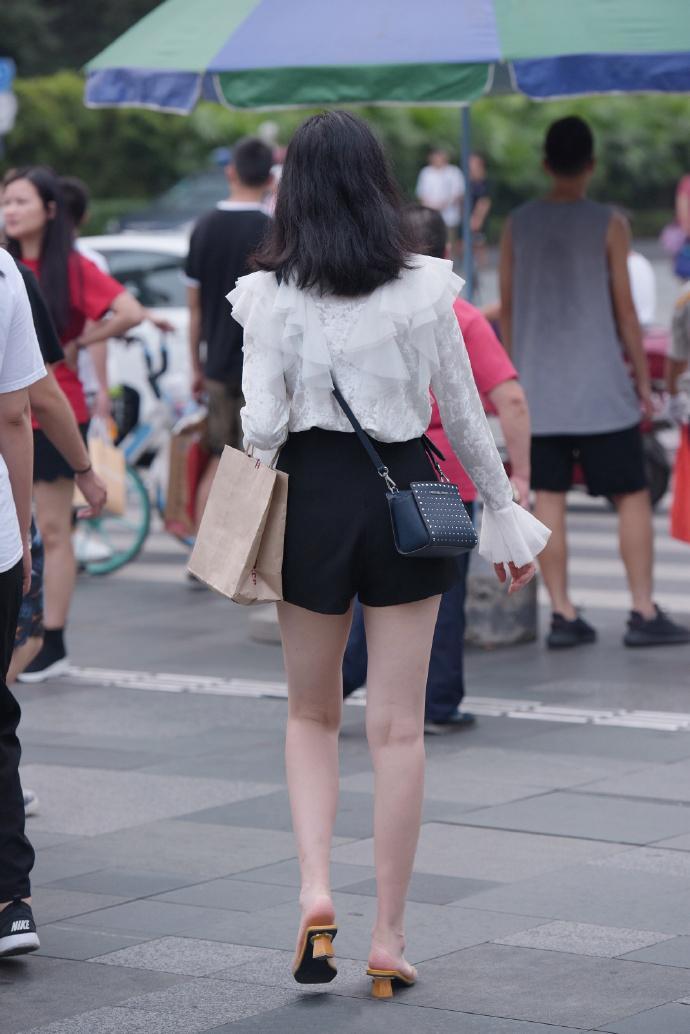  「时尚女生们」街拍：相约时尚精致的穿搭，让时光记录你的美