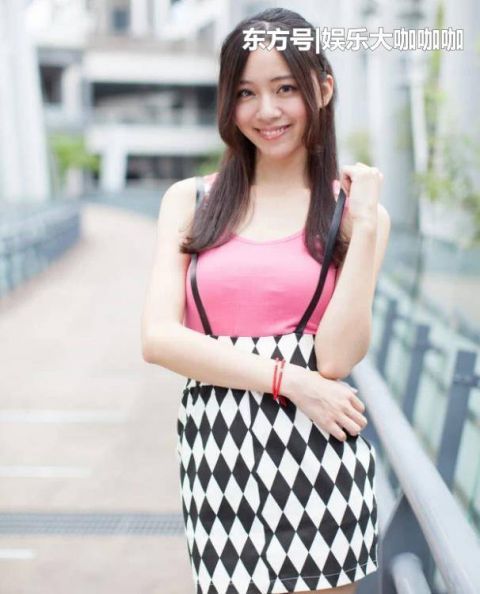  『针织』街拍：天姿国色的美女，一件浅色的针织连衣裙，优雅迷人风采