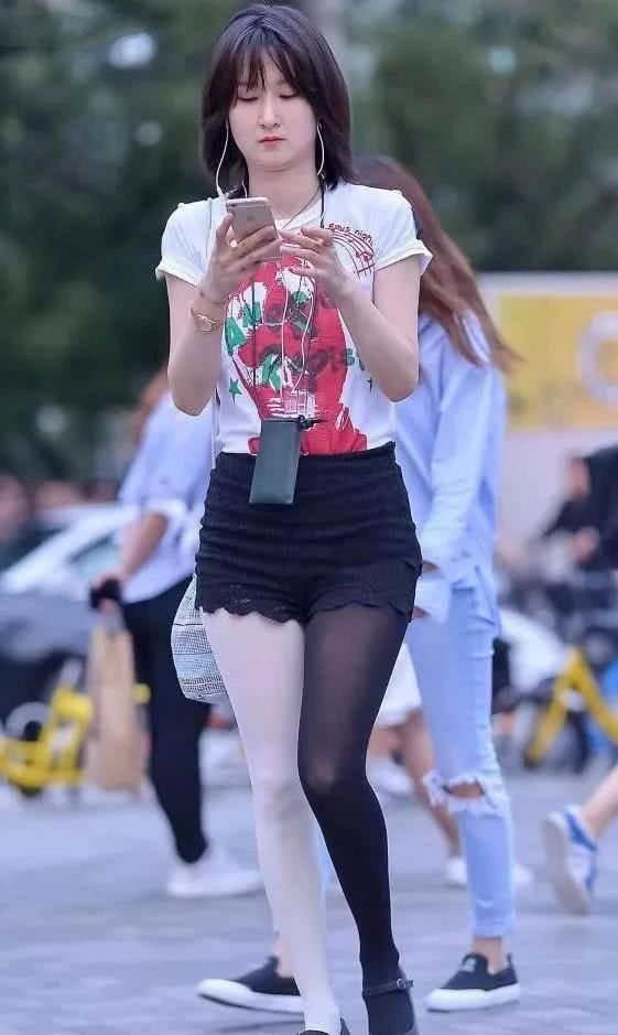 清凉一夏:街拍美女小姐姐,开片好看最后的丝袜更……