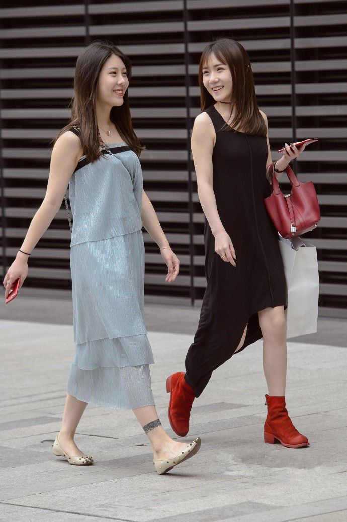 成都街拍，白色露脐装T恤搭配黑色紧身裤，休闲又有范!