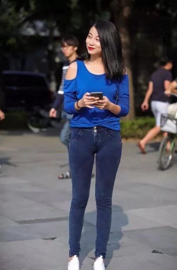 清新小姐姐身材高挑修长，紧身牛仔绷出窈窕身姿，萌萌哒的长相超
