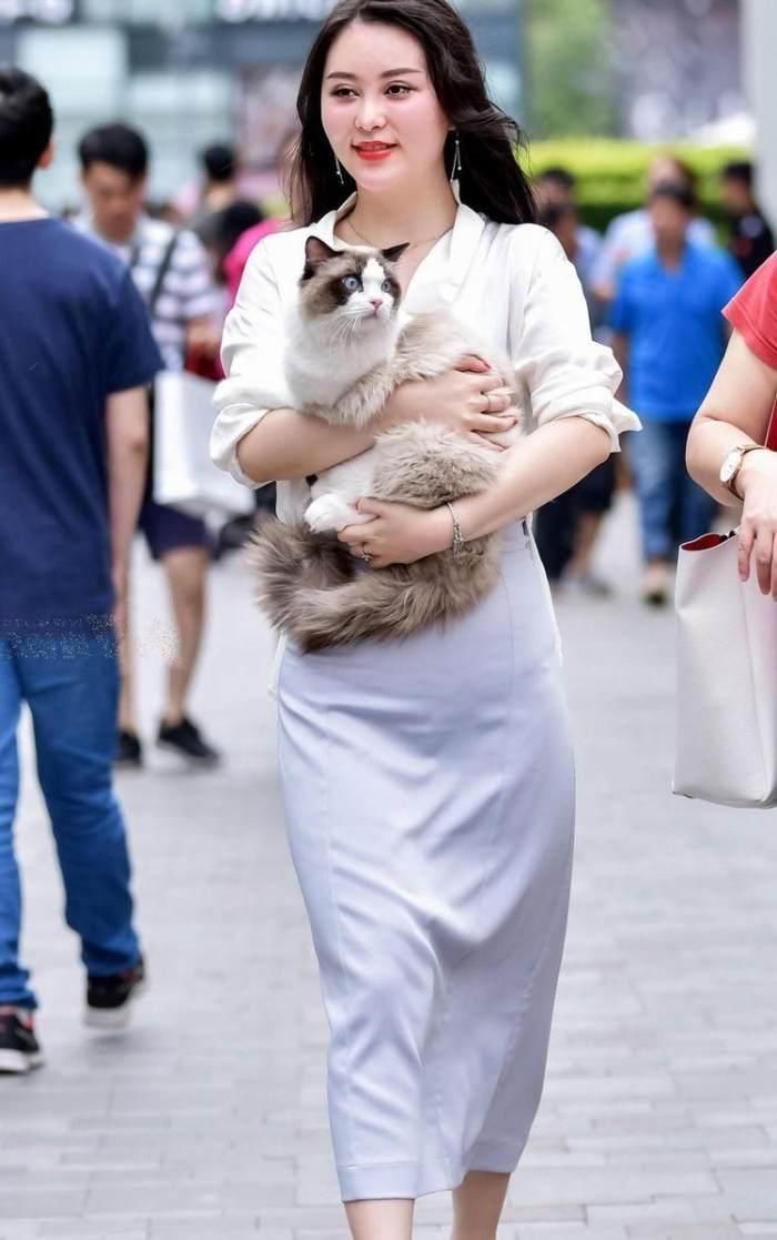 美女连一圈搭配黑色小高跟鞋，干练性感，很是有女人味!