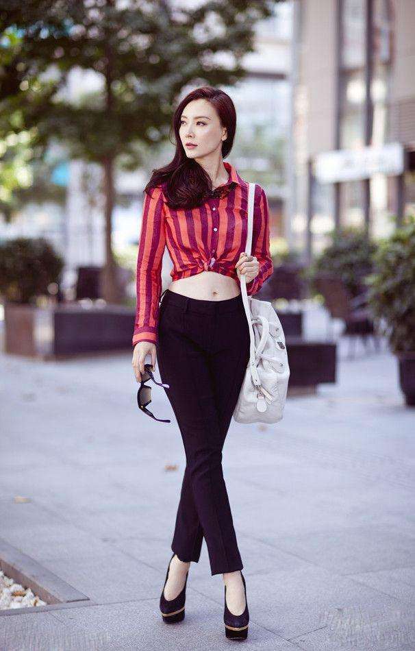 紧身裤搭配出精致的女人味，使得整个人看起来更加的苗条！