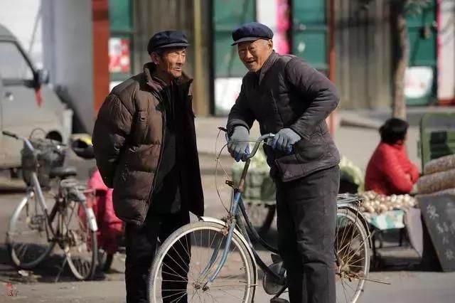 农村俗语“富不住大屋，穷不行远路”，后一句却少有人知