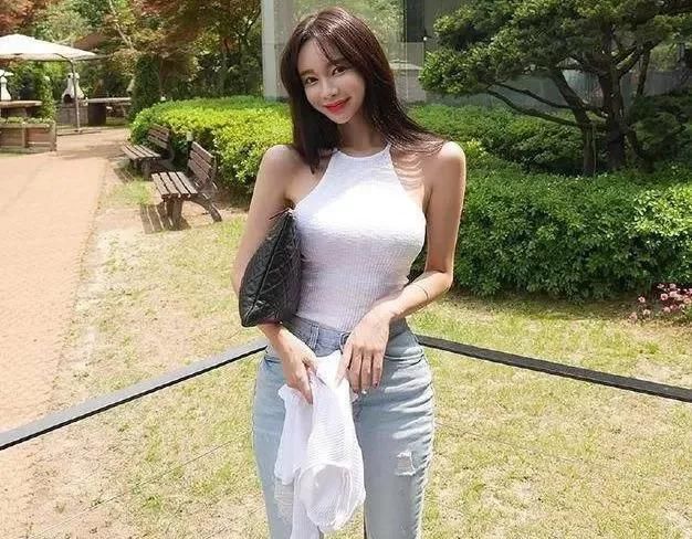 精致搭配的牛仔裤美女,上身特别洋气,潮感十足!