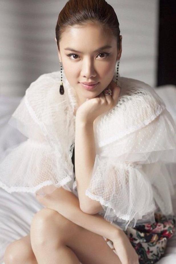 140斤乐基儿胆真大！只靠一个蝴蝶结挡住上半身，网友：真敢穿