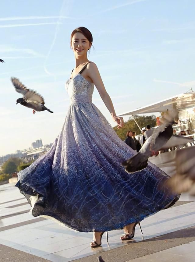 穿搭零失误的佟丽娅，身穿一袭“流星裙”，更是美出新高度了!