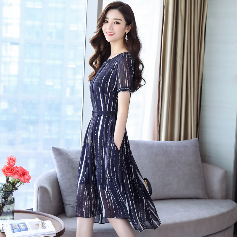 这裙子确实贵，攒了半个月钱买了三件，穿上确实高贵显瘦又嫩美