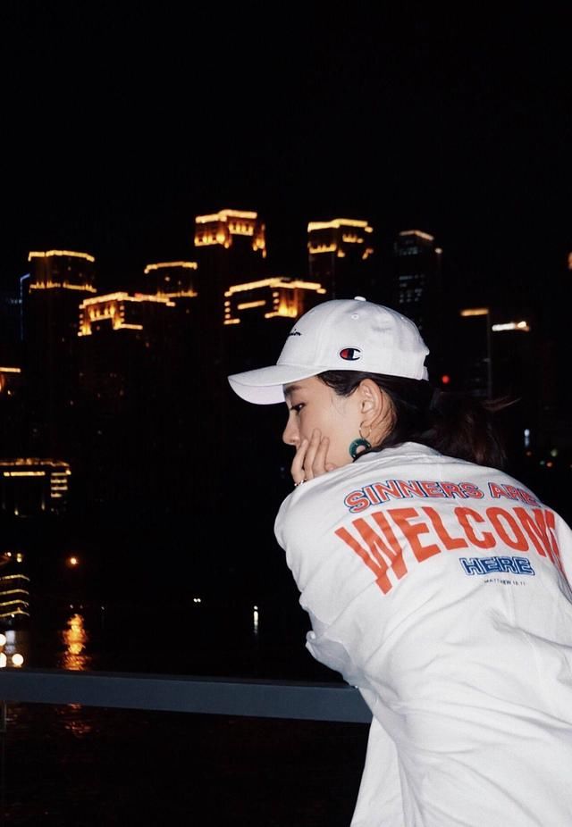 看到孙耀琦这么穿，我也想剁手，大晚上的可显美了