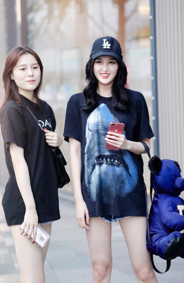 大长腿闺蜜，热裤轻松展现出一双修长美腿，太吸人眼球了！