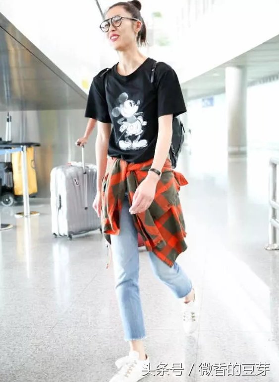 刘雯终于不穿牛仔裤了，换了条“工人裤”，小编觉得又要卖断货了