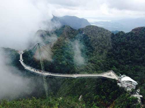 世界上最惊险的大桥，整个大桥只用一根支柱支撑，被称天空之桥