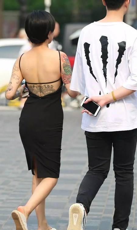 街拍美女: 一身清凉的打扮, 好身材确实应该这样穿