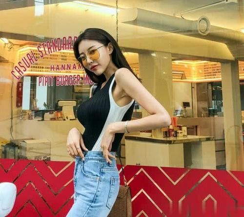 模特穿黑白上衣配长牛仔裤休闲舒适，万能长短搭秀小纤腰