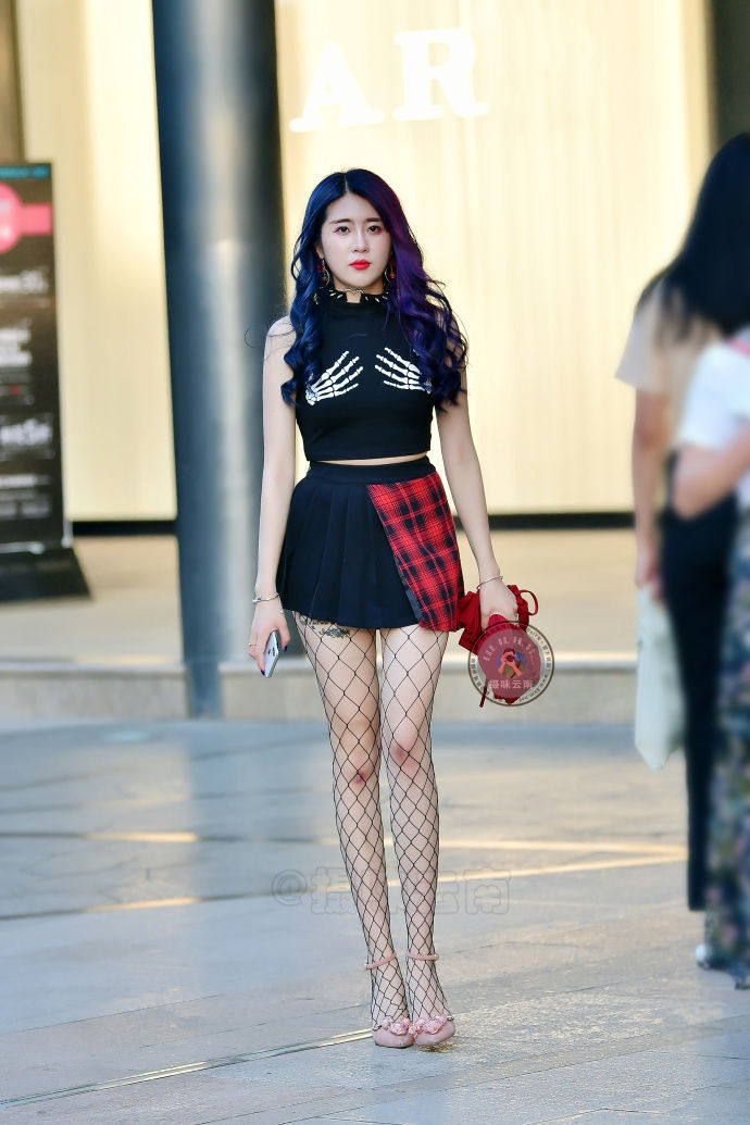 街拍：图2包臀裙、图3百褶裙、图6开叉裙让人眼前一亮，真美！