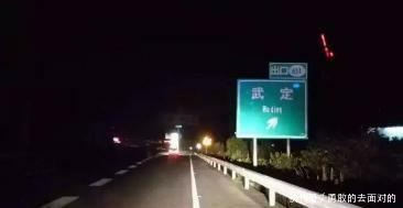 晚上跑高速和平时一样用近光灯？老司机：别糊涂，除非你命大！