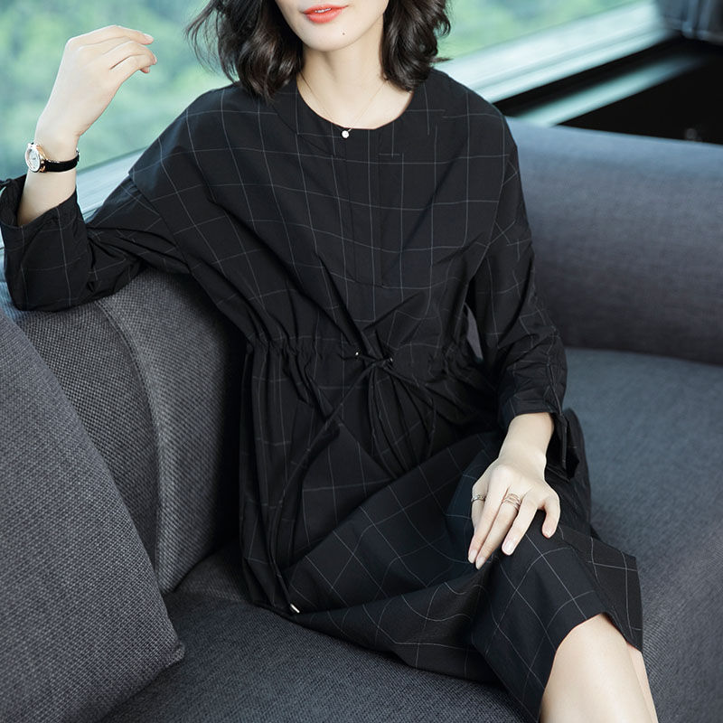 今年秋季流行穿黑色服装!显嫩显白，显瘦显高，40岁女人穿更美