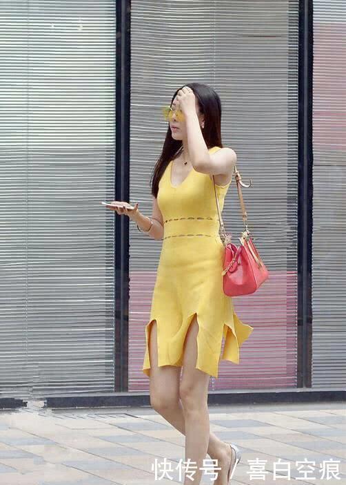 女孩:街拍紧身裙诠释了时尚的气息,把街道变成女孩秀身材的主场