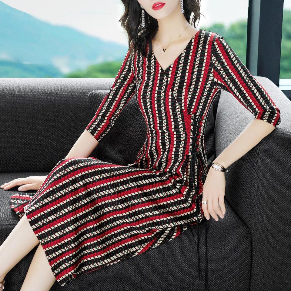 太美了吧!51岁婆婆，中秋穿上新款秋裙，惊艳众人，比我还美嫩