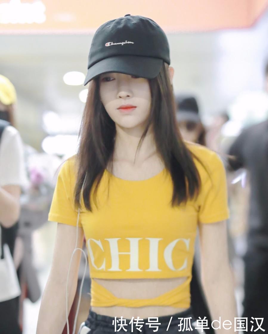 鞠婧祎牛仔裤这么短还“剪”破洞, 看到双腿网友 还不如不修图