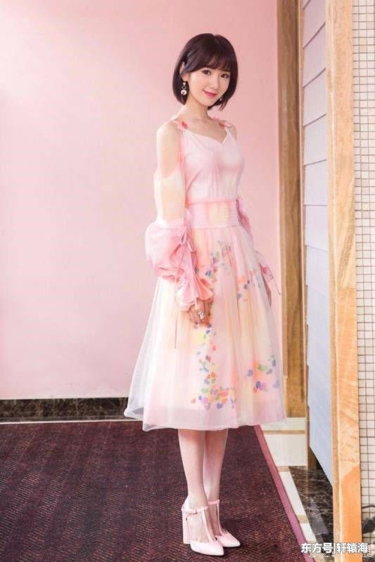 厉害了毛晓彤!穿粉色露肩连衣裙十分显嫩，网友:美的让人羡慕!