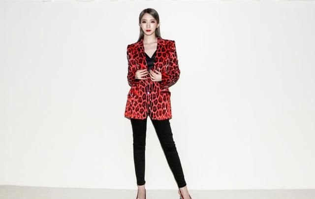 孟美岐身穿性感豹纹，撞衫维密超模elsa，不同风格谁更强？