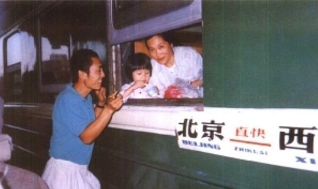  巩俐：为了巩俐，张艺谋抛弃原配肖华，肖华现在过得怎么样了？
