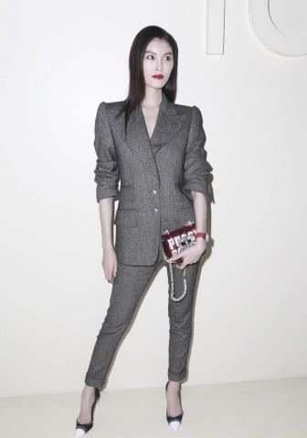 何穗“五五分”西装竟然都能驾驭自如，逆天长腿藏不住好撩人！