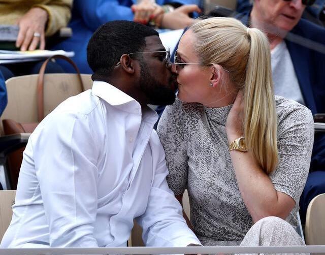 放弃老虎伍兹就为了黑人小男友,林赛·沃恩与男友在法网看台上拥吻