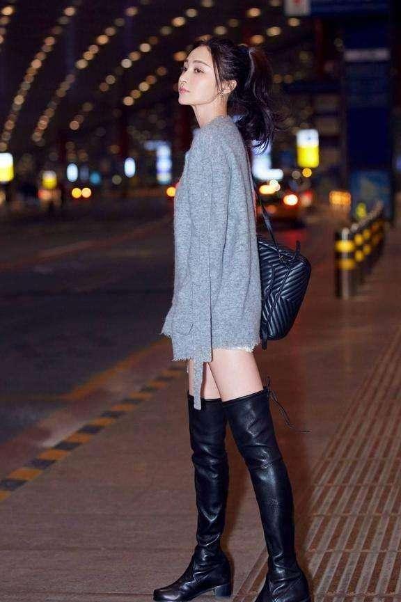 姚笛携男友现身机场, 穿格子大衣搭运动裤, 网友: 咋看咋别扭!