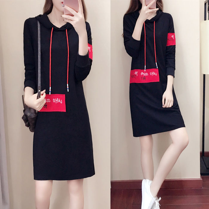 女人过了40要打扮的嫩一点，穿这卫衣裙+平底鞋，时髦小清新范