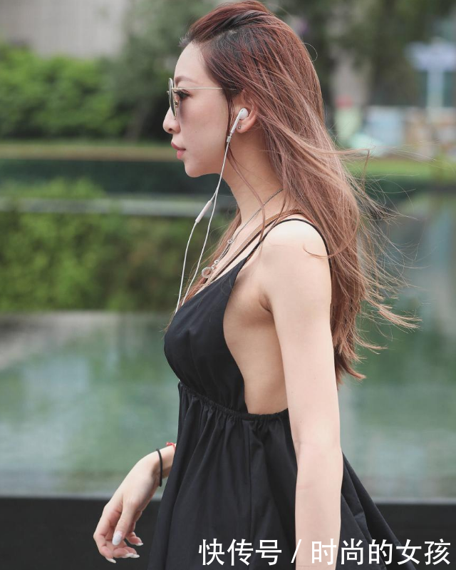 路人街拍：街头白富美小姐姐笑容甜美身姿靓丽，气质妩媚动人!