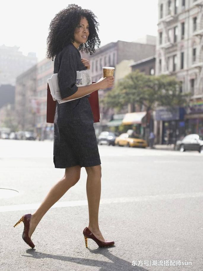 街拍：图1徐冬冬厉害，烂大街的搭配全靠身材撑起！图2微胖女人