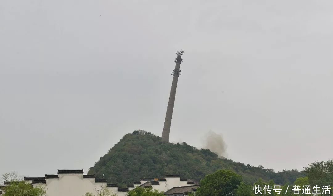  「竖立」安徽第一座跨江输电塔爆破拆除，竖立江边60年，高达113