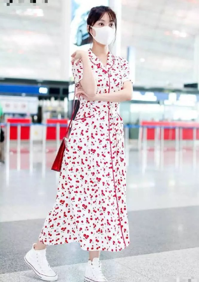 30岁李菲儿和23岁吴宣仪同穿睡衣，网友:名媛和“傻妞”的差距