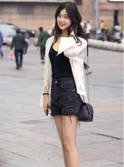 街拍：穿紧身裤的美女，把身材展现得淋漓尽致，难怪男人这么喜欢