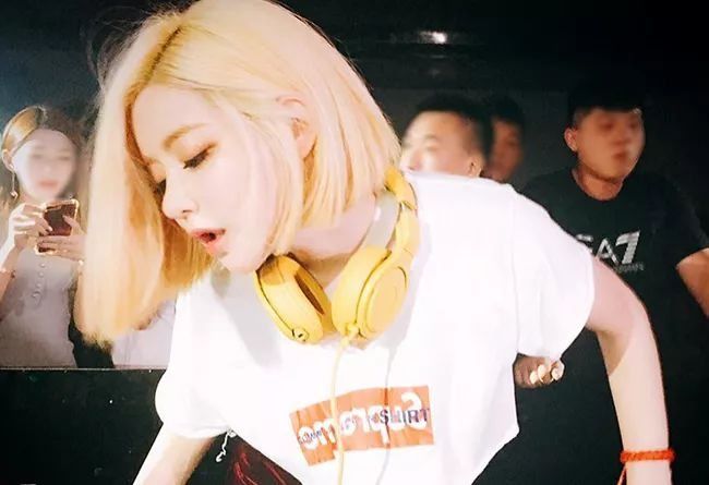 Yeezy、OW x AJ1 齐亮相，看看女神们最近又上脚了什么鞋!