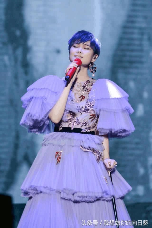 今年流行电光紫？看一下电光紫下的各路明星，热巴简直不要太妖娆
